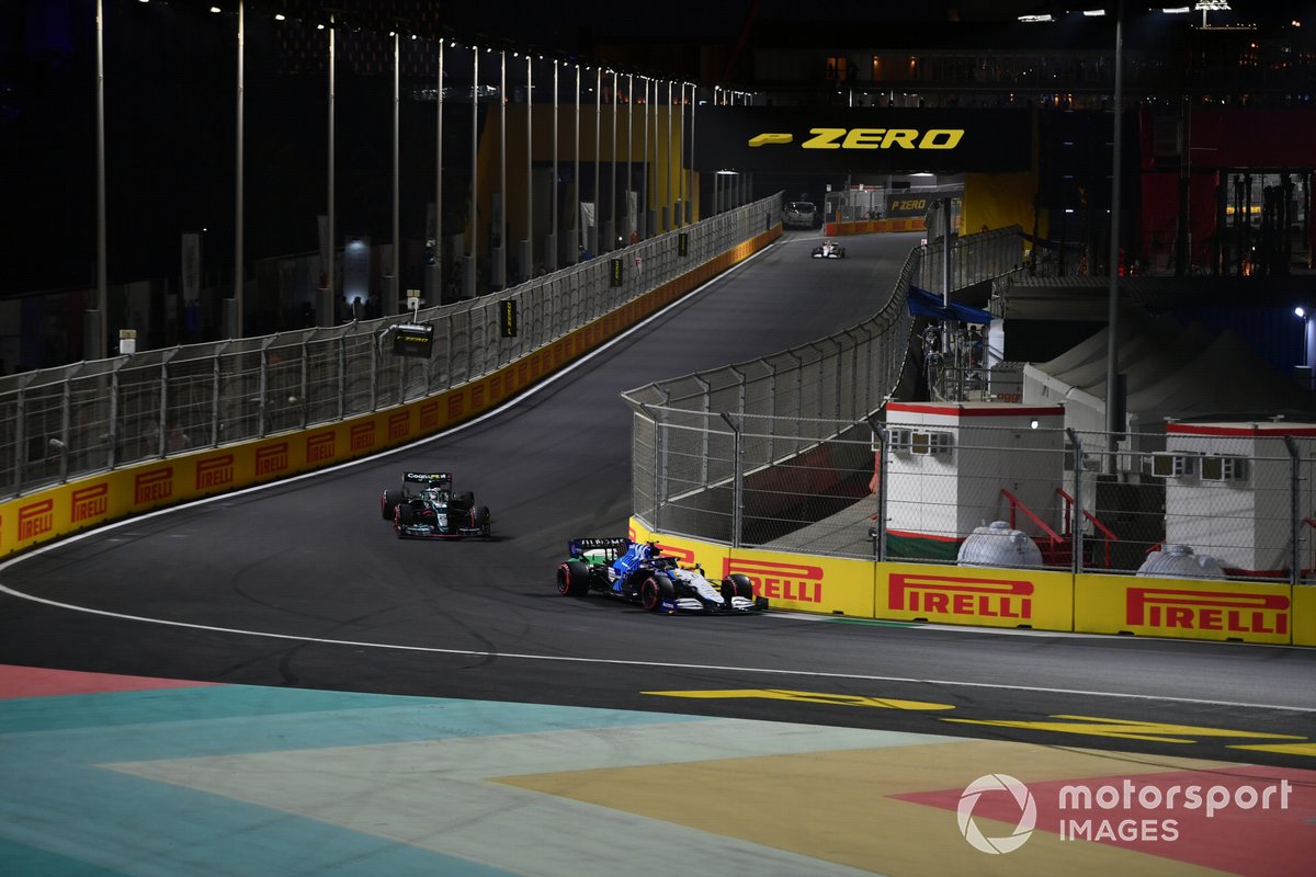 Nicholas Latifi, Williams FW43B, Sebastian Vettel, Aston Martin AMR21