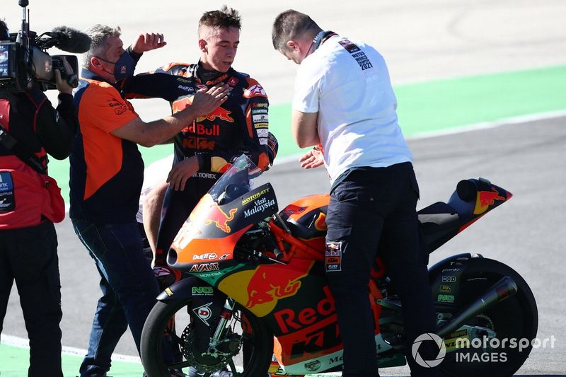 El ganador de la carrera y campeón del mundo Pedro Acosta, Red Bull KTM Ajo