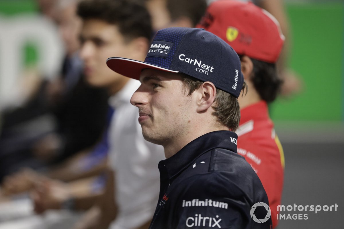 Los pilotos se reúnen para el homenaje a Frank Williams en la línea de meta Max Verstappen, Red Bull Racing