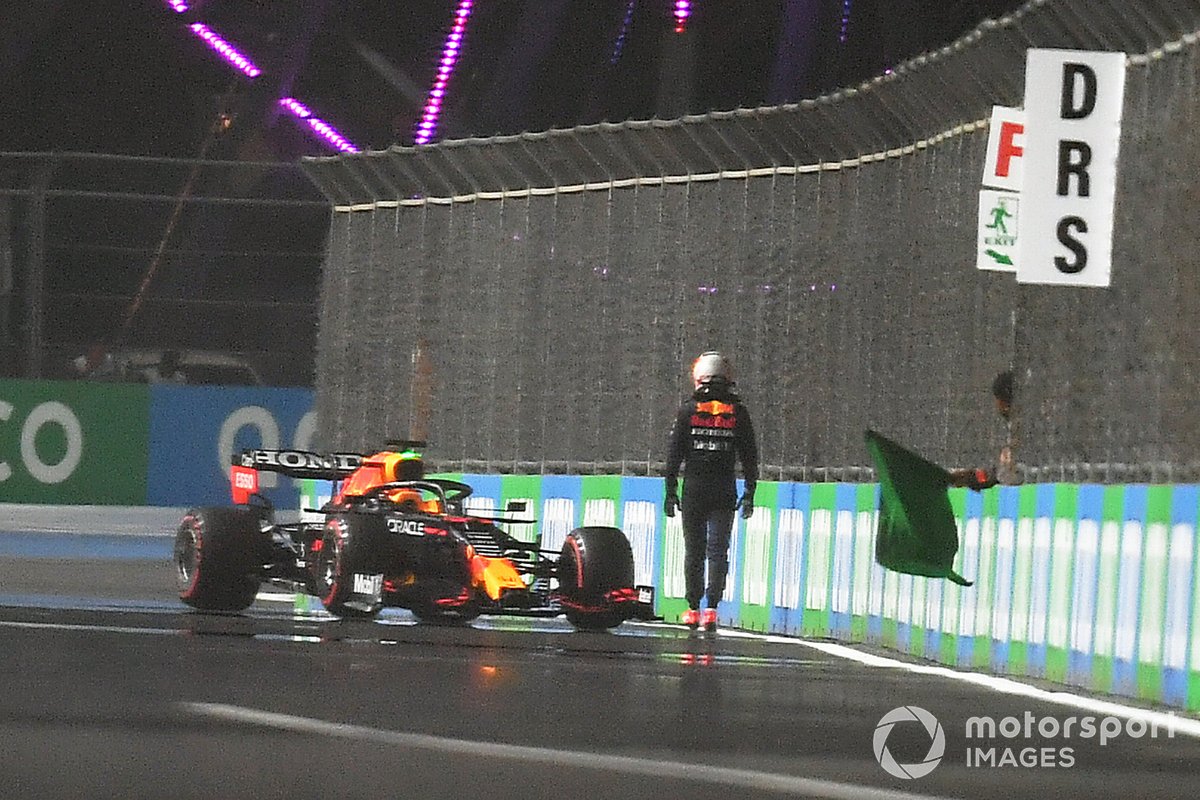 Max Verstappen, Red Bull Racing RB16B, se baja de su coche tras chocar en la última vuelta de la Q3