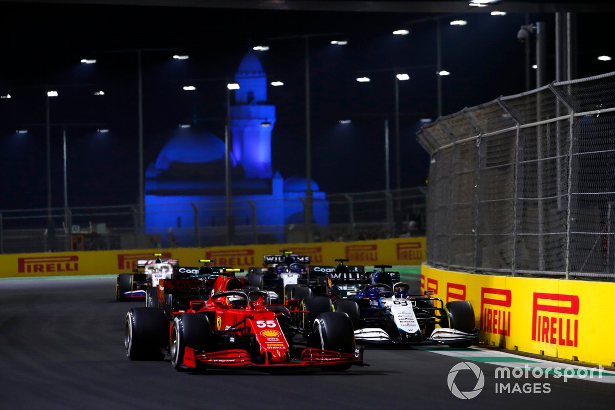 Carlos Sainz Jr., Ferrari SF21, George Russell, Williams FW43B, Lance Stroll, Aston Martin AMR21 e Nicholas Latifi, Williams FW43B