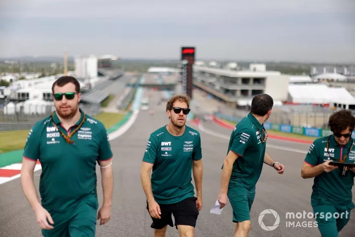 Sebastian Vettel, Aston Martin camina por la pista