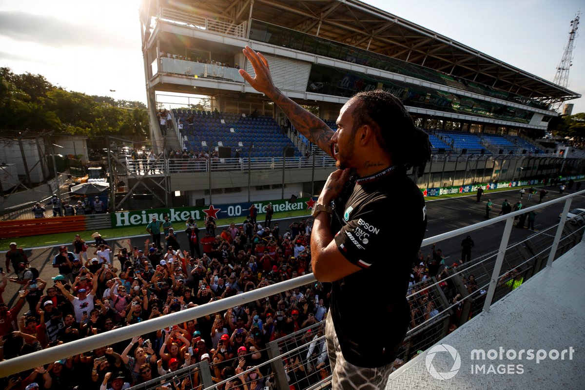 Lewis Hamilton, Mercedes, celebra con los aficionados tras la carrera