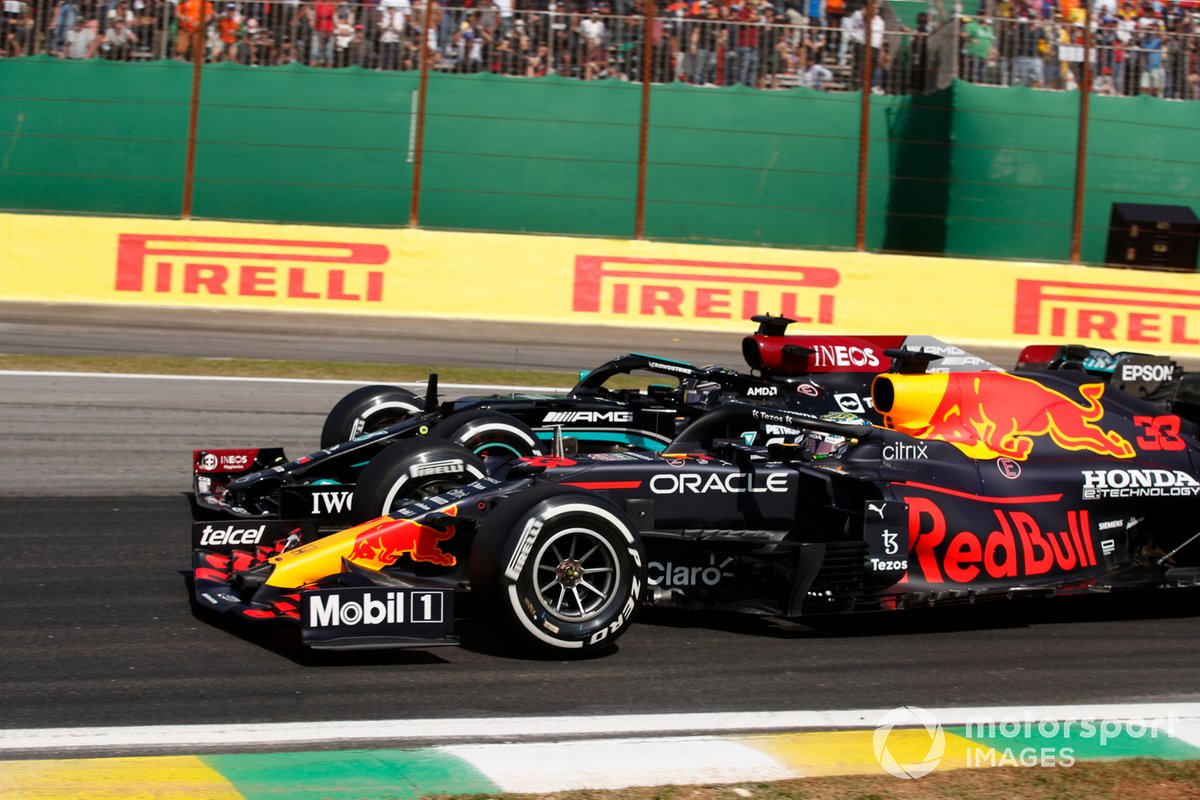 Max Verstappen, Red Bull Racing RB16B, lucha con Lewis Hamilton, Mercedes W12