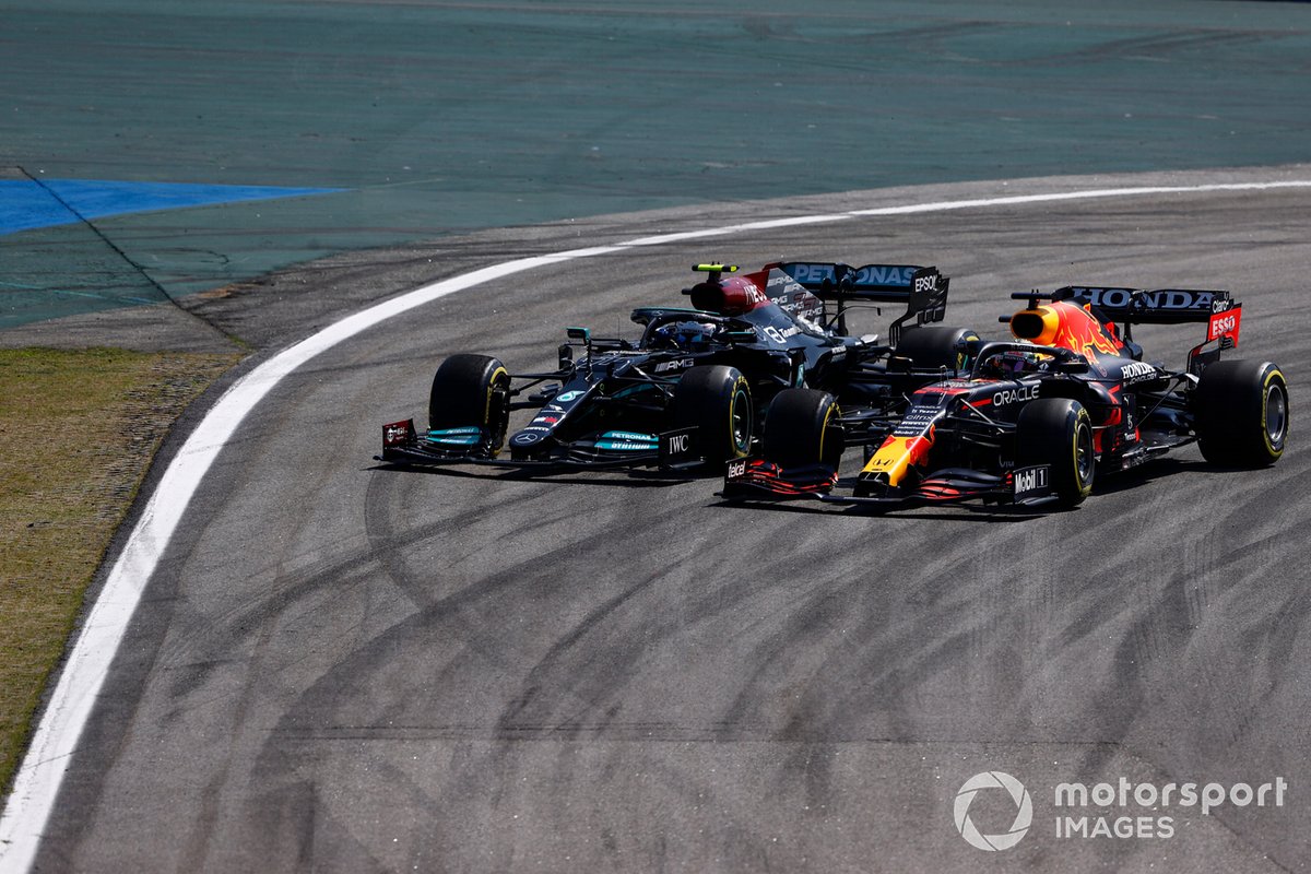 Max Verstappen, Red Bull Racing RB16B, lucha con Valtteri Bottas, Mercedes W12