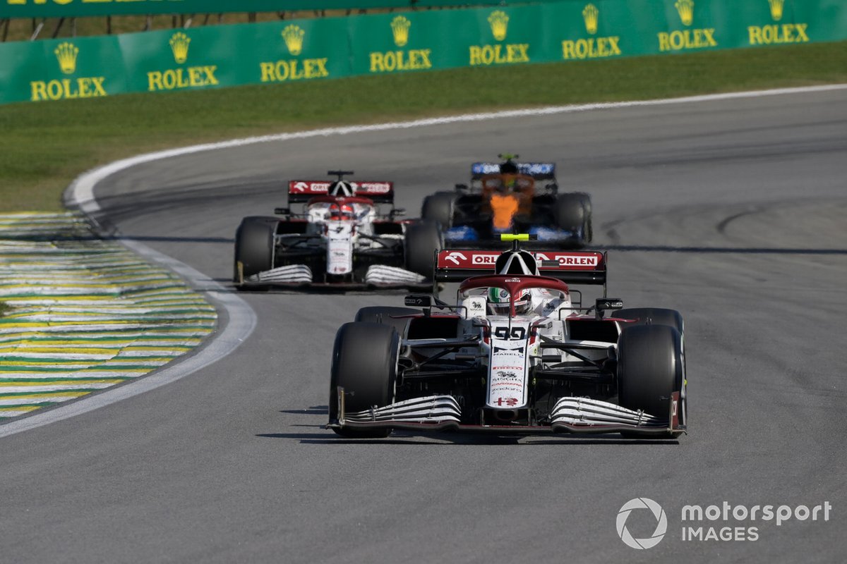 Antonio Giovinazzi, Alfa Romeo Racing C41, Kimi Raikkonen, Alfa Romeo Racing C41, y Lando Norris, McLaren MCL35M
