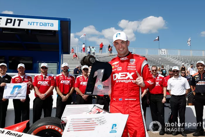 El piloto Scott McLaughlin, del Team Penske Chevrolet, celebra su pole position