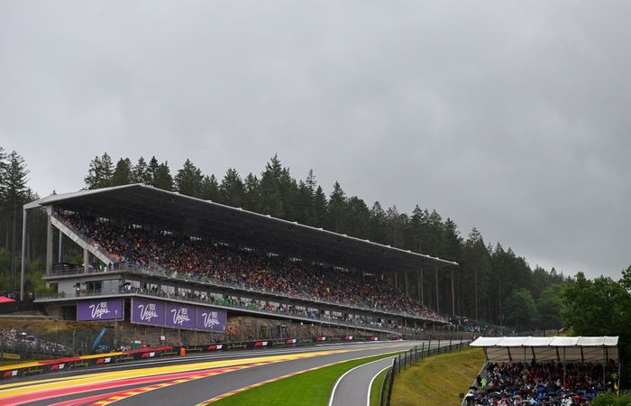 Nubes de lluvia sobre una tribuna 