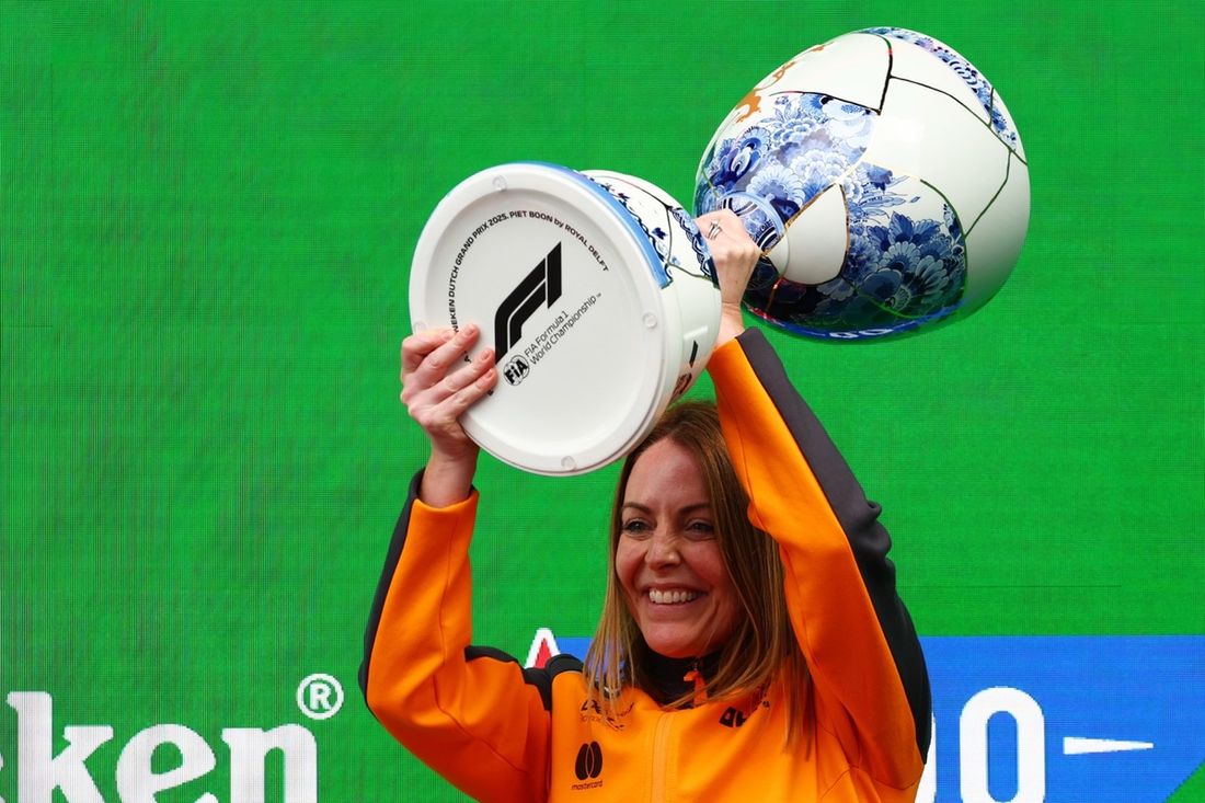 Laura Bowden, Directora Financiera de McLaren, levanta el trofeo de Constructores en el podio.
