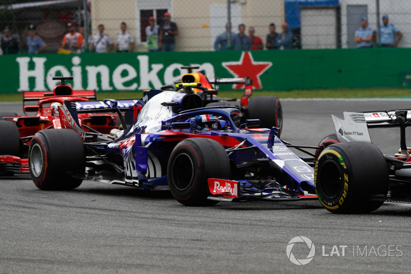Pierre Gasly, Toro Rosso STR13, Sebastian Vettel, Ferrari SF71H, y Daniel Ricciardo, Red Bull Racing RB14