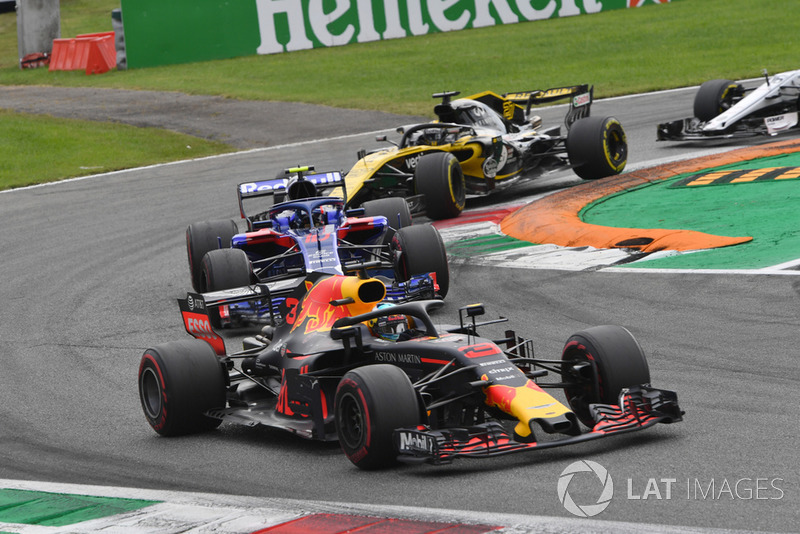 Daniel Ricciardo, Red Bull Racing RB14, Pierre Gasly, Scuderia Toro Rosso STR13 et Nico Hulkenberg, Renault Sport F1 Team RS 18 en lutte