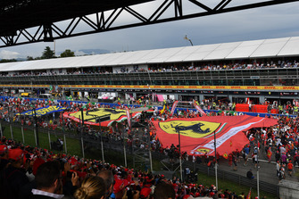 Giant ferrari flag and fans invade the track