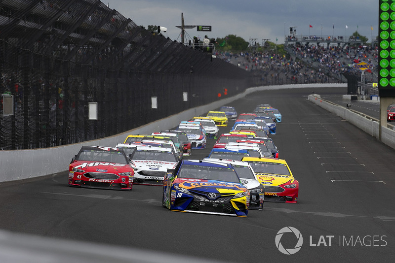 Kyle Busch, Joe Gibbs Racing, Toyota Camry M&M's Caramel and Kevin Harvick, Stewart-Haas Racing, Ford Fusion Jimmy John's New 9-Grain Wheat Sub green flag start