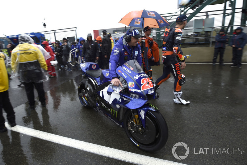 Motos empujadas fuera de la parrilla