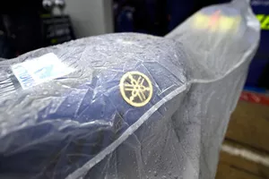 Bike von Valentino Rossi, Yamaha Factory Racing, unter Regenplane