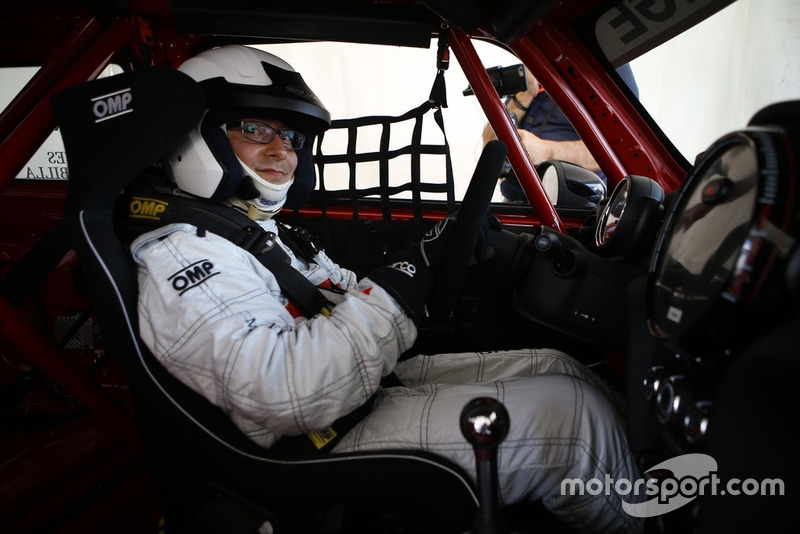 Matteo Nugnes al volante della Mini John Cooper Works Lite