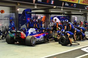 Brendon Hartley, Scuderia Toro Rosso STR13 pit stop