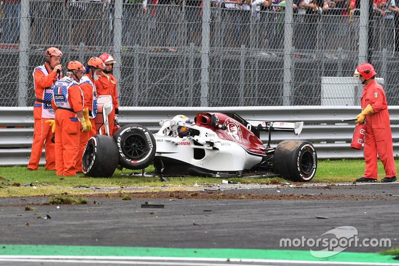 El coche accidentado de Marcus Ericsson, Alfa Romeo Sauber C37 in FP2