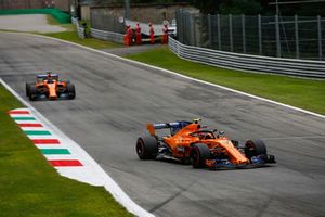 Stoffel Vandoorne, McLaren MCL33, Fernando Alonso, McLaren MCL33 