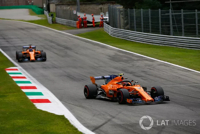 Stoffel Vandoorne, McLaren MCL33, Fernando Alonso, McLaren MCL33