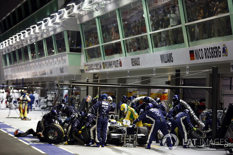 Nico Rosberg, Williams FW30, makes a stop