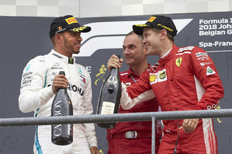 Lewis Hamilton, Mercedes AMG F1, tweede plaats, David Sanchez, Principal Aerodynamicist, Ferrari, en Sebastian Vettel, Ferrari, eerste positie, vieren op het podium met Champagne