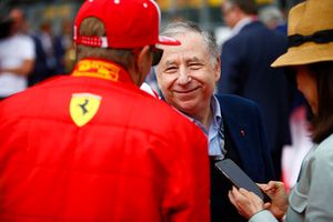 Jean Todt, Presidente FIA, parla con Kimi Raikkonen, Ferrari, in griglia di partenza