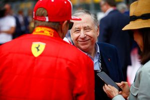 Jean Todt, President, FIA, parle avec Kimi Raikkonen, Ferrari, sur la grille