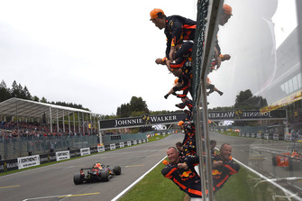 Max Verstappen, Red Bull Racing RB14 üçüncü sırada çizgiyi geçiyor