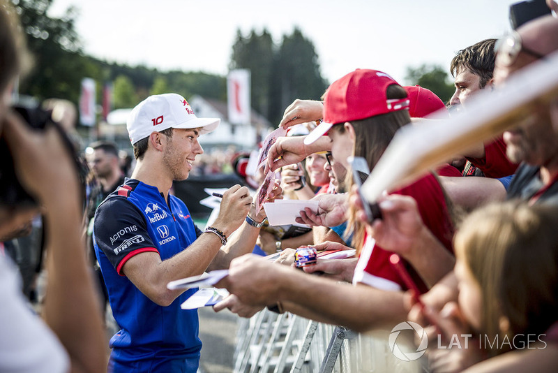 Pierre Gasly, Scuderia Toro Rosso Toro Rosso, firma autografi ai tifosi