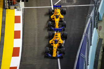 Fernando Alonso, McLaren MCL33, devant Stoffel Vandoorne, McLaren MCL33