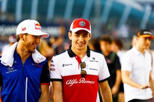 Charles Leclerc, Sauber, talks to Pierre Gasly, Toro Rosso