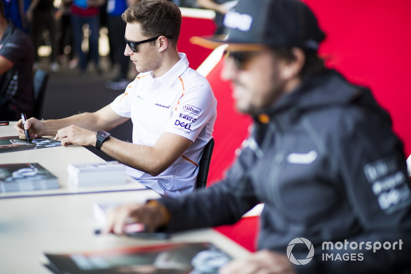 Stoffel Vandoorne, McLaren firma autógrafos