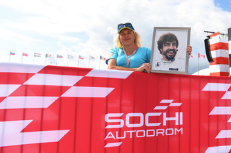 Fernando Alonso, McLaren fan with picture