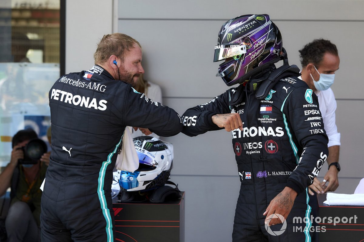 Valtteri Bottas, Mercedes-AMG Petronas F1, e pole man Lewis Hamilton, Mercedes-AMG Petronas F1, si congratulano al Parc Ferme