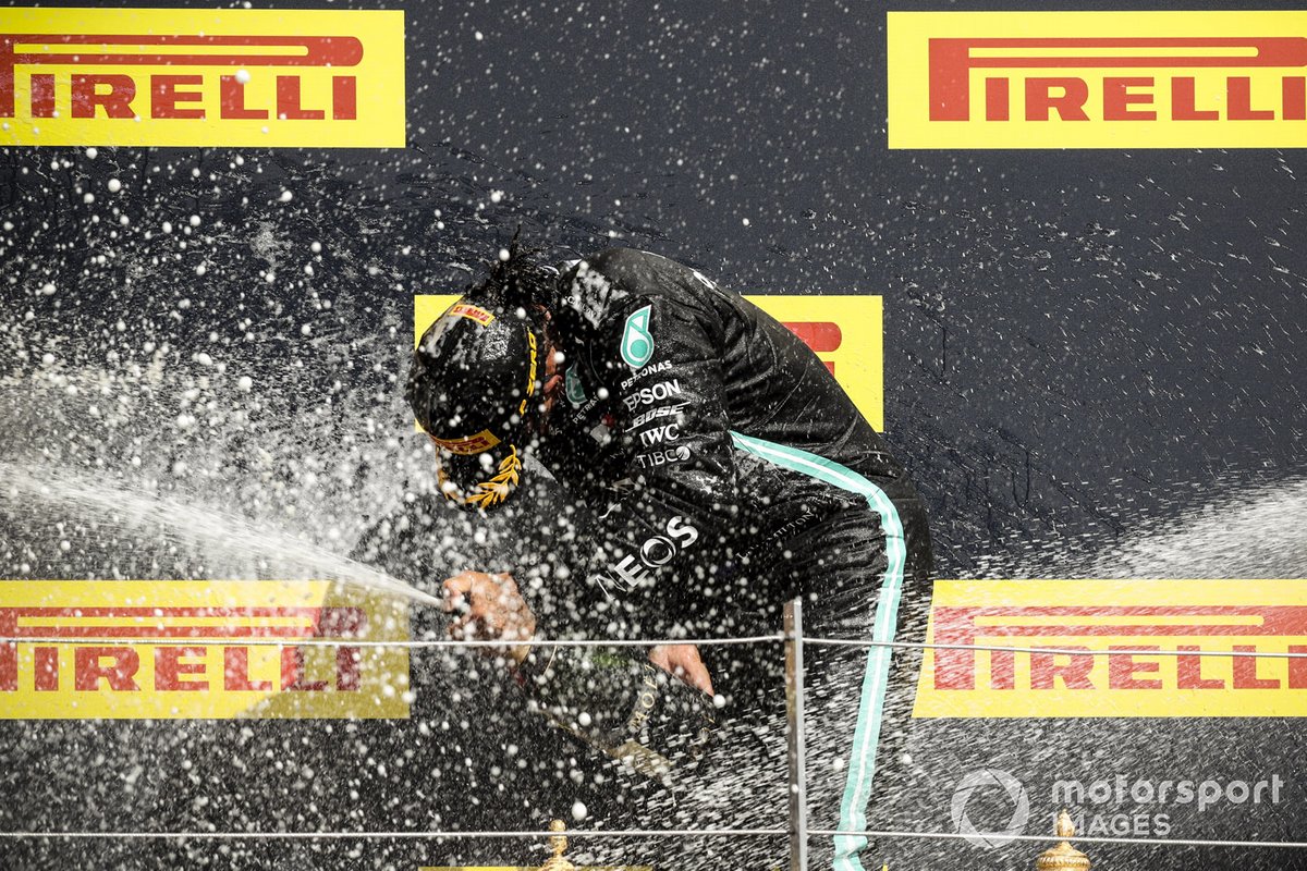 Lewis Hamilton, Mercedes-AMG F1, primo posto, festeggia sul podio con lo champagne