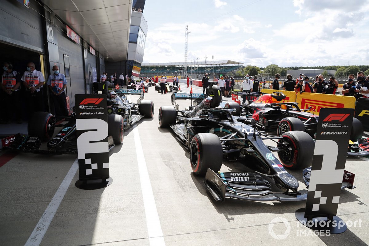 Los monoplazas del ganador de la pole position Lewis Hamilton, Mercedes F1 W11, segundo Valtteri Bottas, Mercedes F1 W11 y tercero Max Verstappen, Red Bull Racing RB16 en parc ferme
