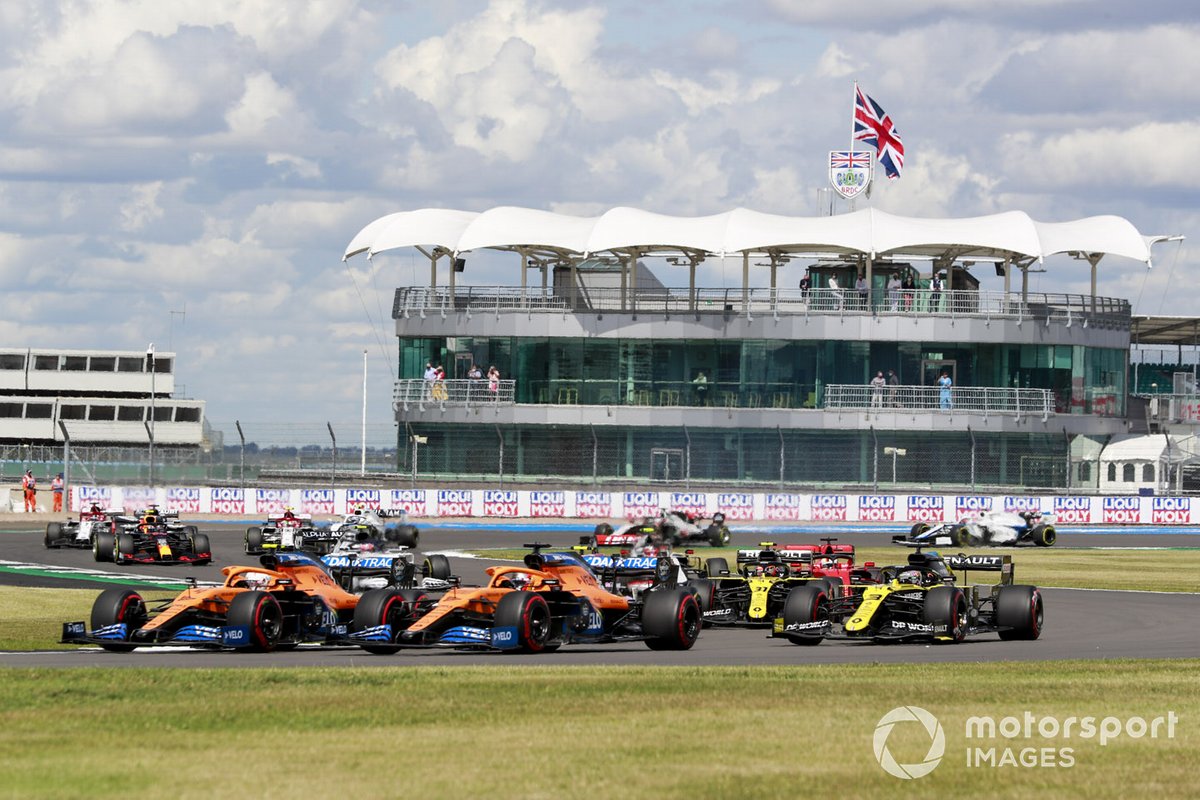 Lando Norris, McLaren MCL35 and Carlos Sainz Jr., McLaren MCL35 alla partenza della gara