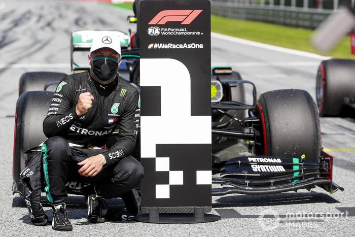 Ganador de la pole Valtteri Bottas, Mercedes-AMG Petronas F1