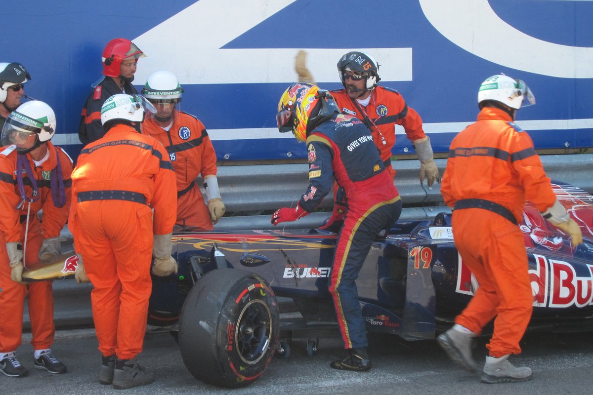  Jaime Alguersuari, Toro Rosso STR6 dopo l'incidente, GP di Monaco del 2011