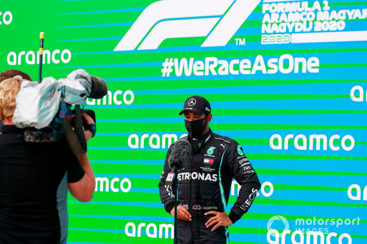 Pole sitter Lewis Hamilton, Mercedes-AMG Petronas F1 parla ai media al Parc Ferme