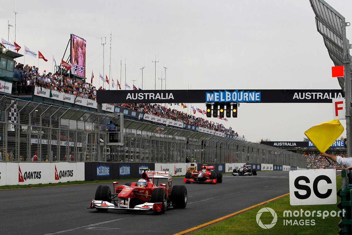 Fernando Alonso, Ferrari F10, precede Lucas di Grassi, Virgin VR-01 Cosworth e Michael Schumacher, Mercedes GP W01, GP d'Australia 2010