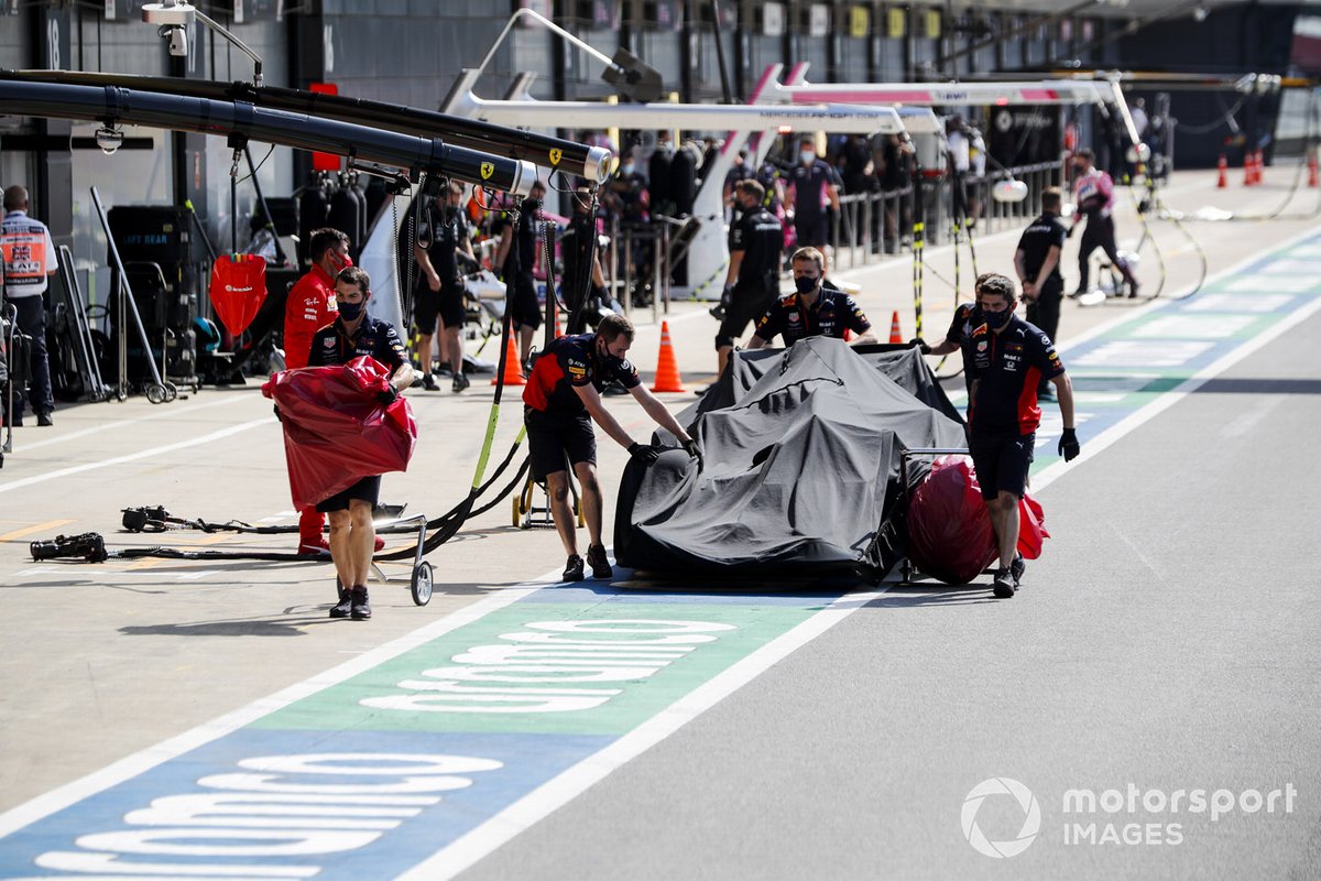 Los mecánicos de Red Bull con el monoplaza dañado de Alex Albon, Red Bull Racing RB16