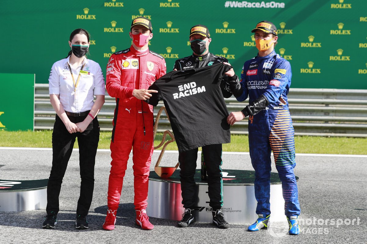 Charles Leclerc, Ferrari, Valtteri Bottas, Mercedes-AMG Petronas F1, y Carlos Sainz Jr., McLaren, sostienen una camiseta de End Racism después de la carrera