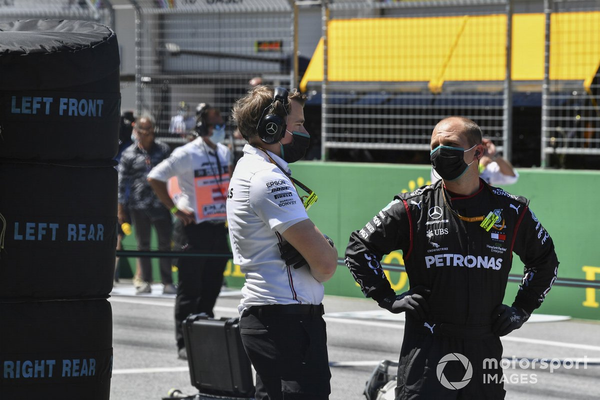 Mercedes F1 Team members on the grid