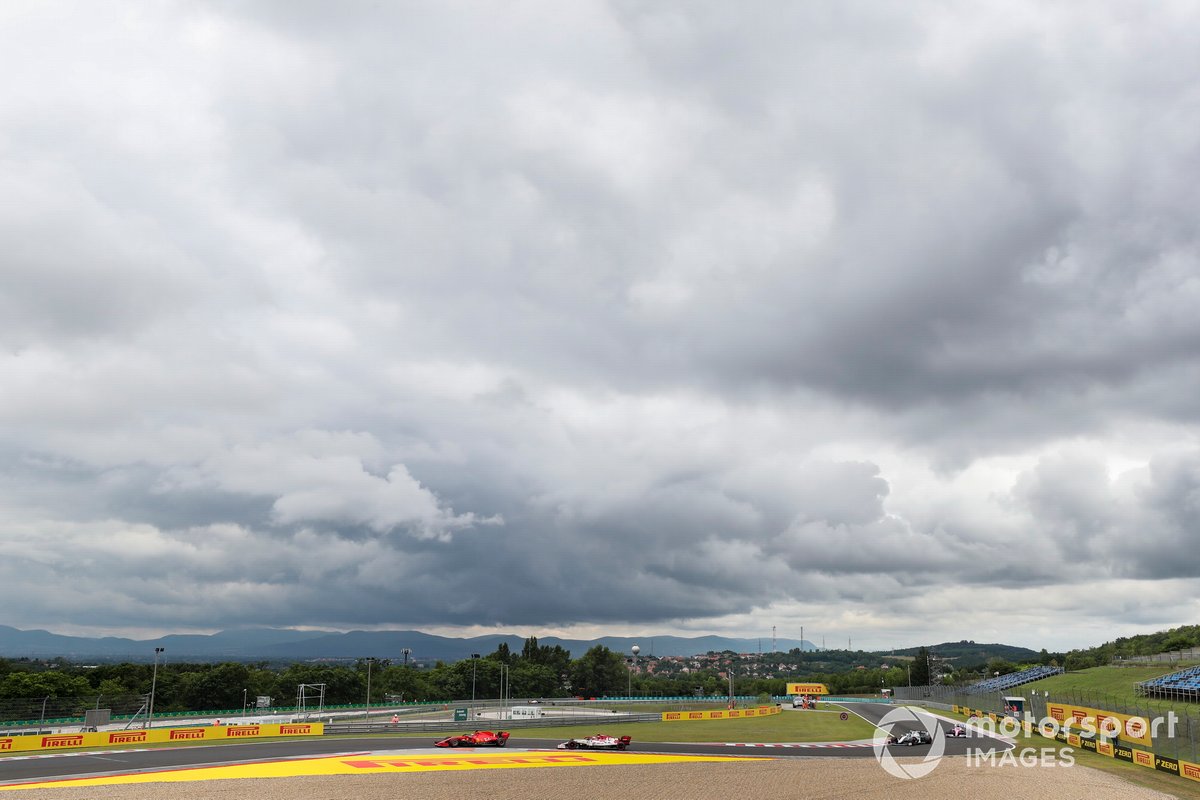 Sebastian Vettel, Ferrari SF1000, precede Antonio Giovinazzi, Alfa Romeo Racing C39, Nicholas Latifi, Williams FW43, e Sergio Perez, Racing Point RP20