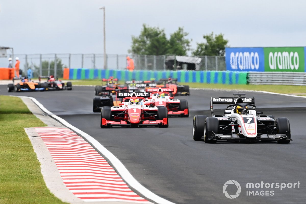 Theo Pourchaire, ART Grand Prix, precede Oscar Piastri, Prema Racing e Logan Sargeant, Prema Racing