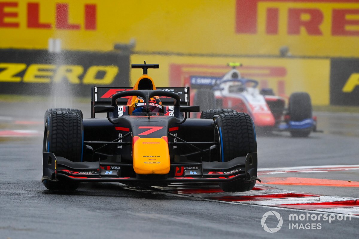 Yuki Tsunoda, Carlin, precede Robert Shwartzman, Prema Racing