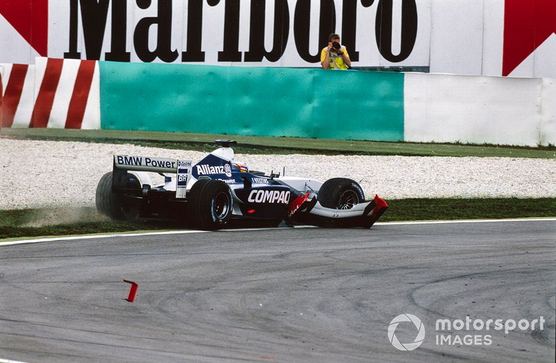 Juan Pablo Montoya, Williams FW24, avec l'aileron avant de Michael Schumacher, Ferrari F2001