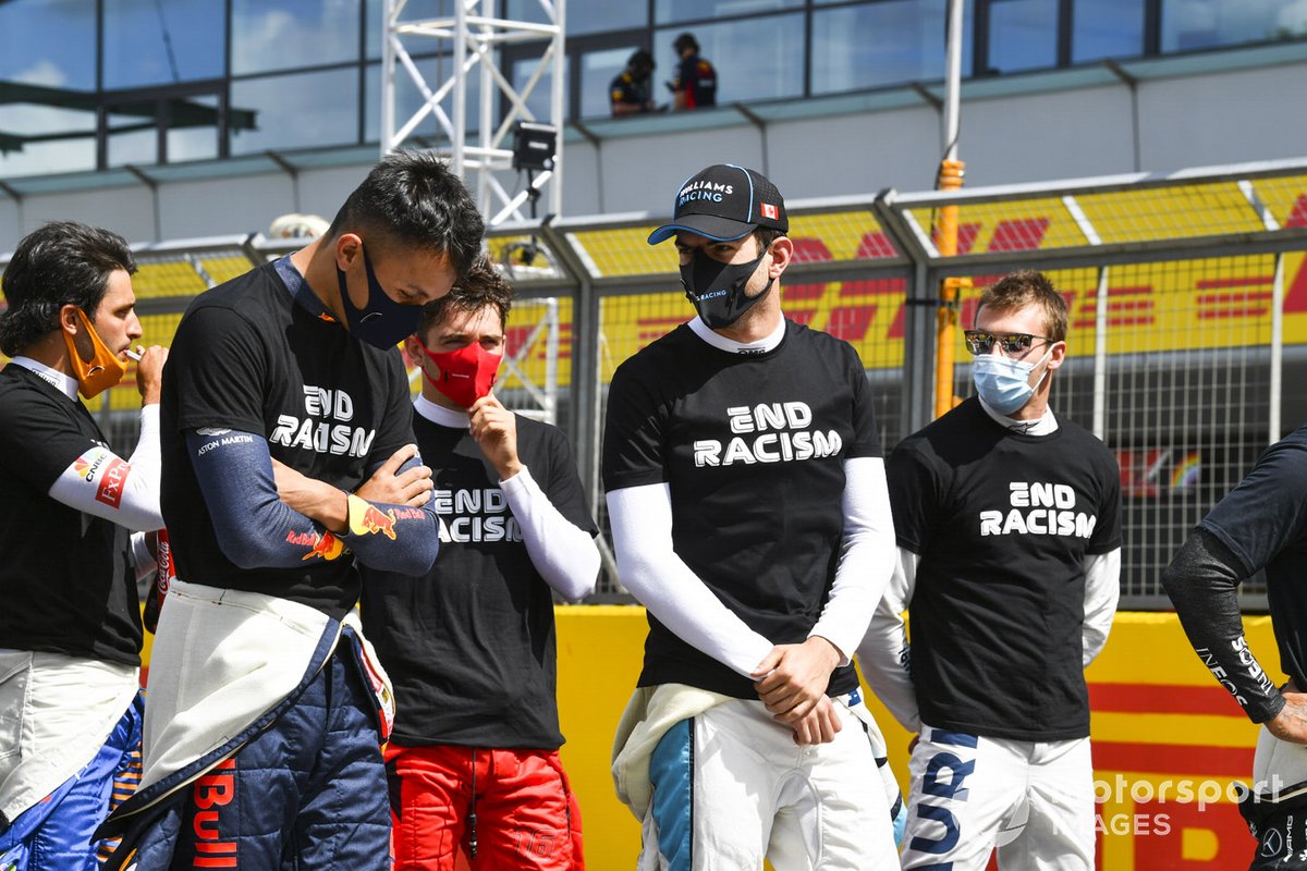 Alex Albon, Red Bull Racing, Nicholas Latifi, Williams Racing, e il resto dei piloti in supporto della campagna contro il razzismo